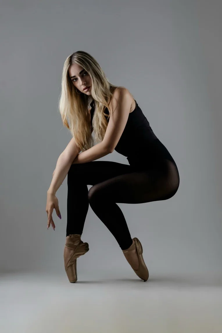 Posing on a chair — photograph 7